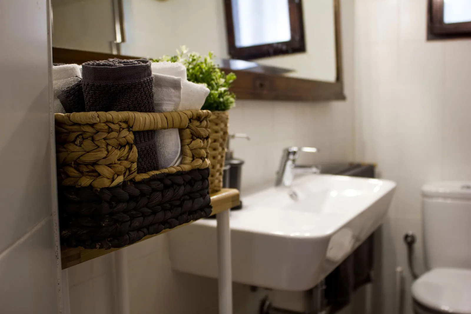 Washbasin with a basket of clean towels