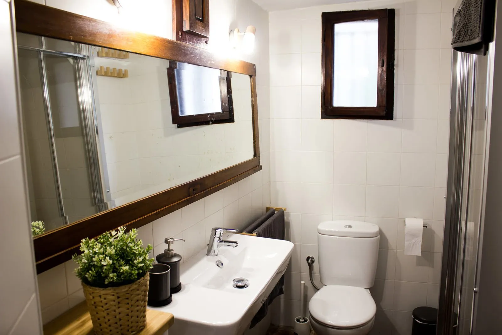 General view of the bathroom with mirror, washbasin and toilet