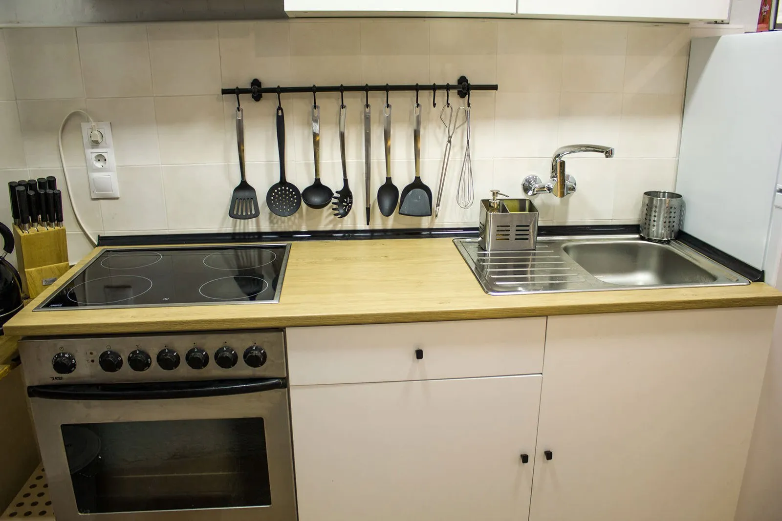 Ceramic hob, sink and oven in the kitchen