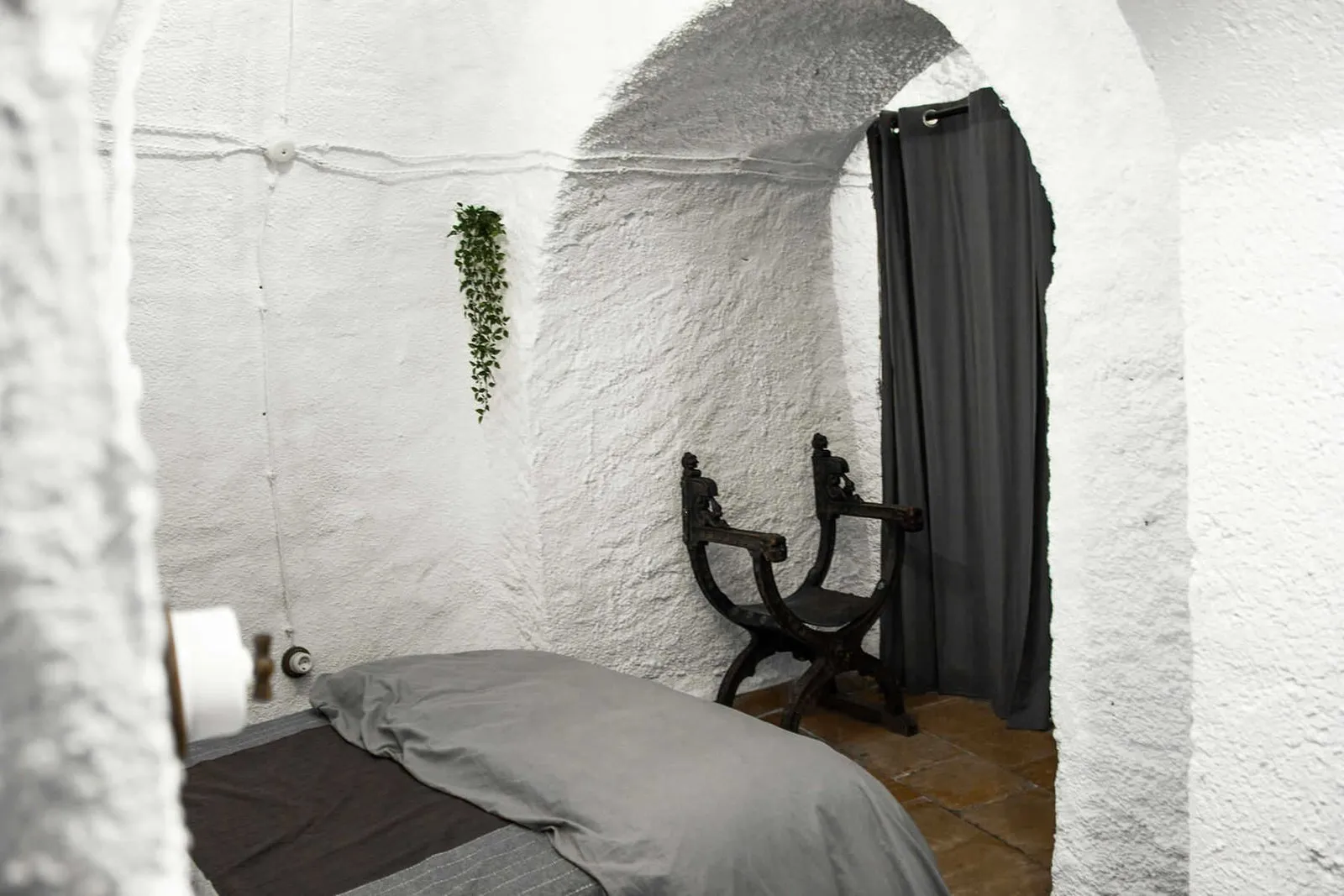 Main bedroom with a double bed in a whitewashed cave