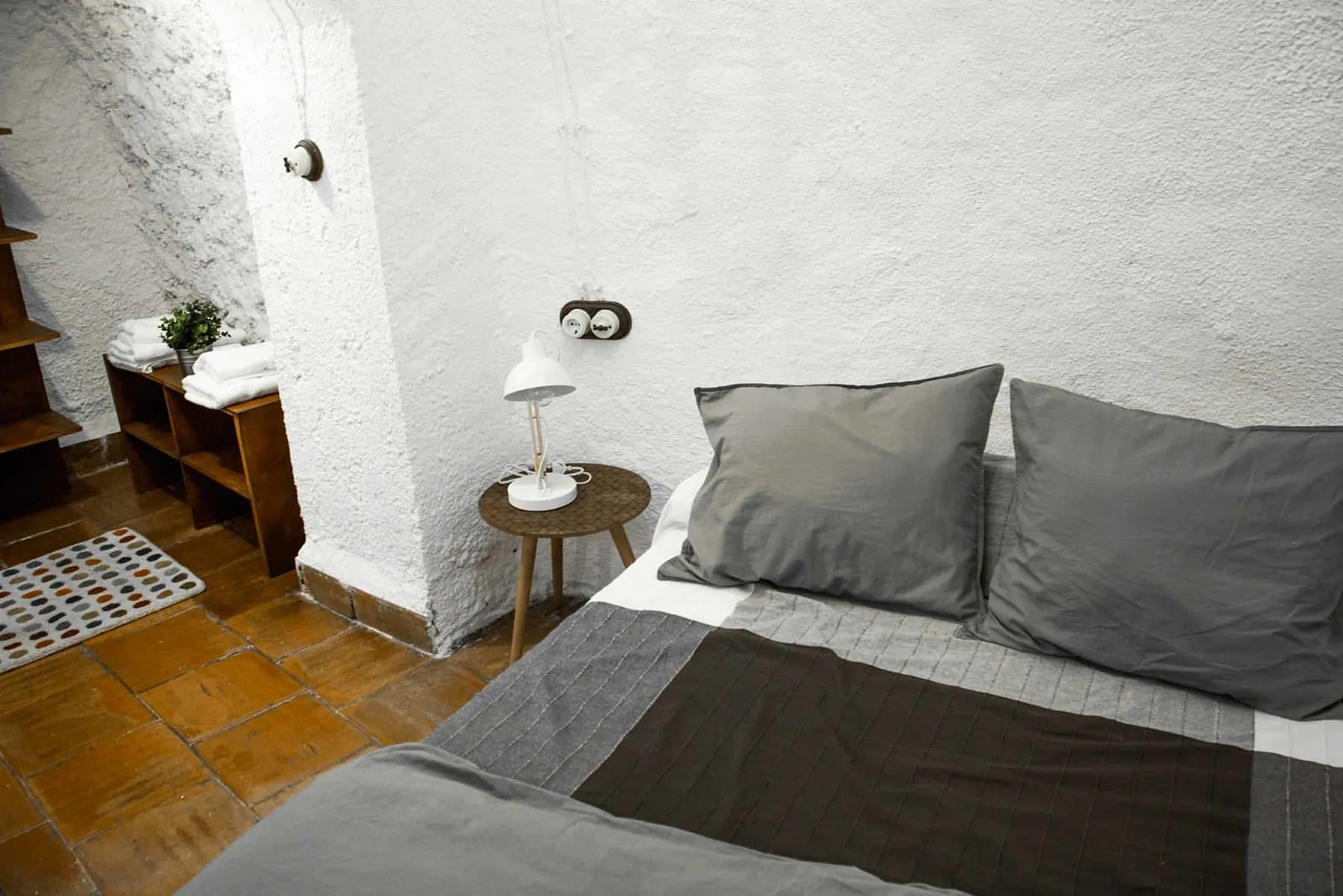 Main bedroom dressing room with a wooden clothes rail